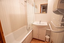 Les Melezets - badkamer met douche en ligbad